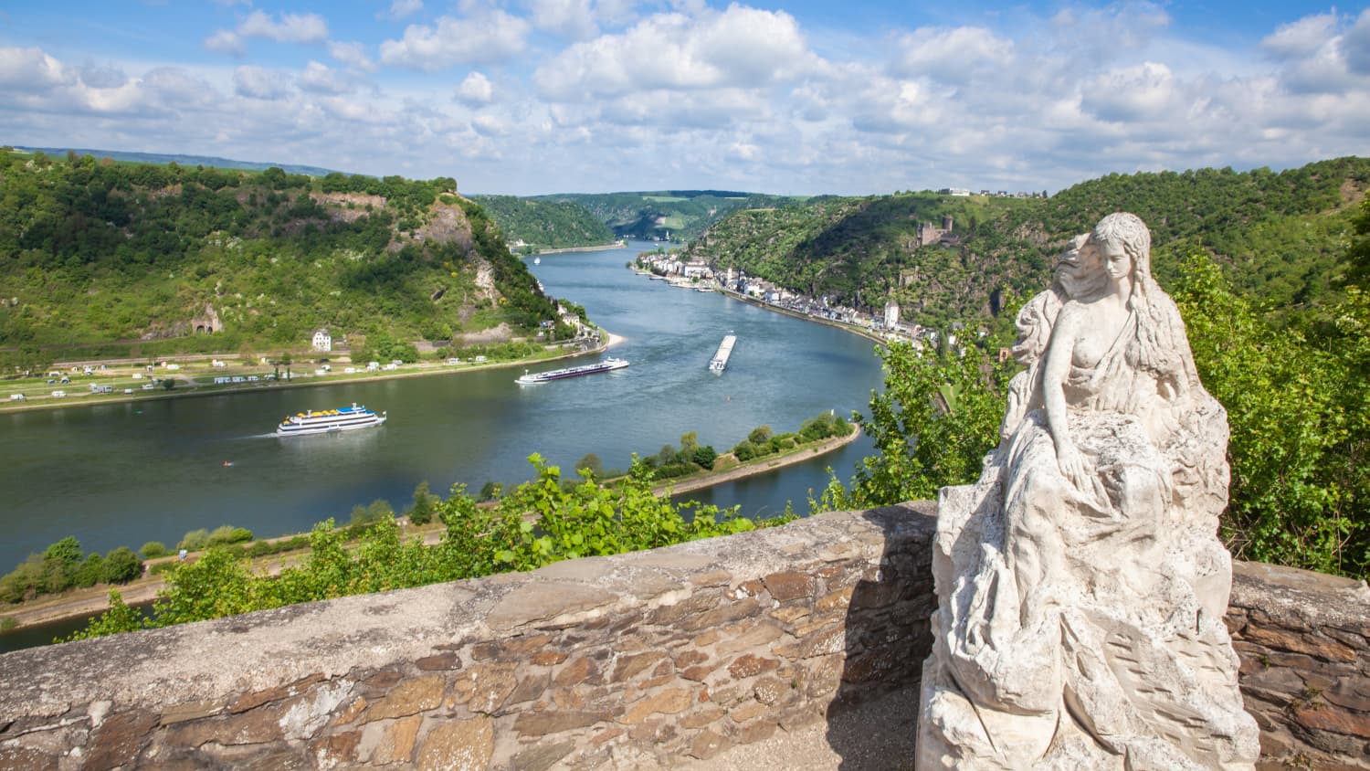 Blick auf die Loreley mit Schiffsverkehr