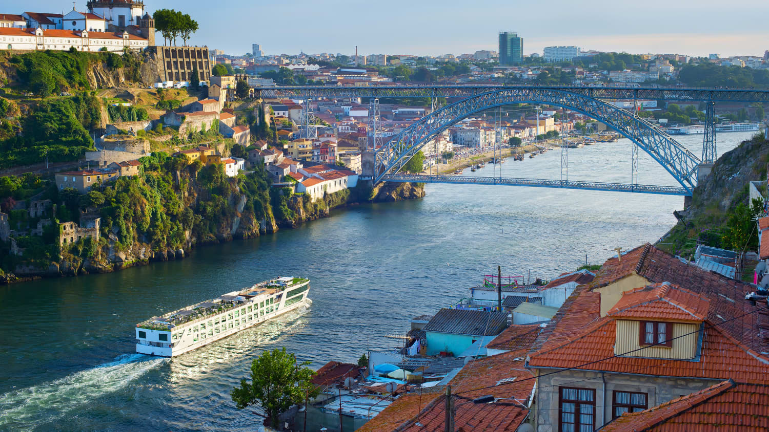 Kreuzfahrtschiff erreicht Porto auf dem Fluss Douro