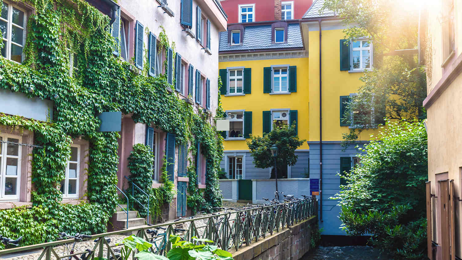 Häuser und Fluss in Klein-Venedig in Freiburg