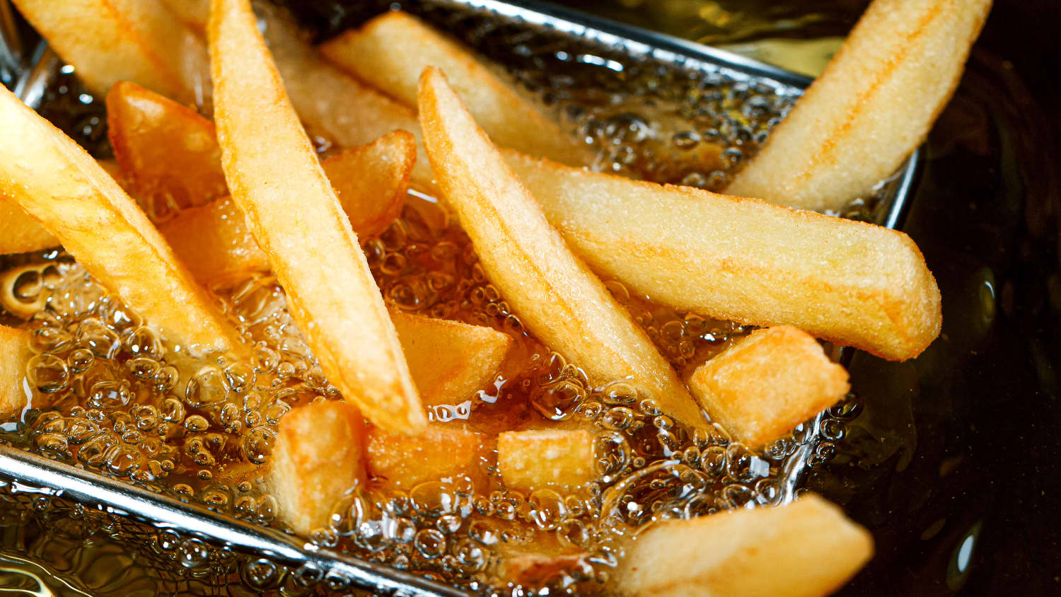 Pommes im Fett einer Friteuse