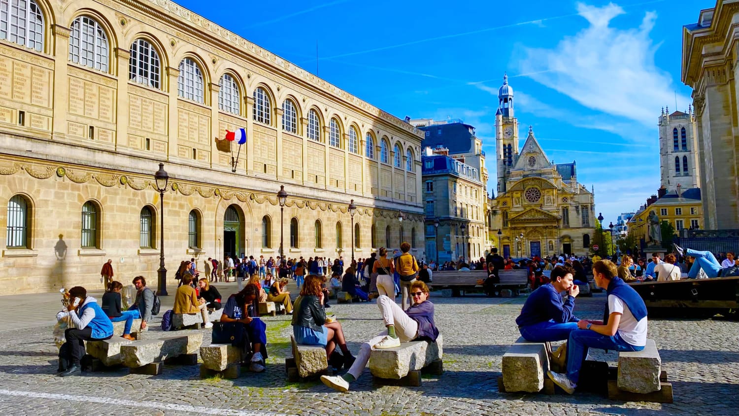 Studenten vor der Uni in Paris