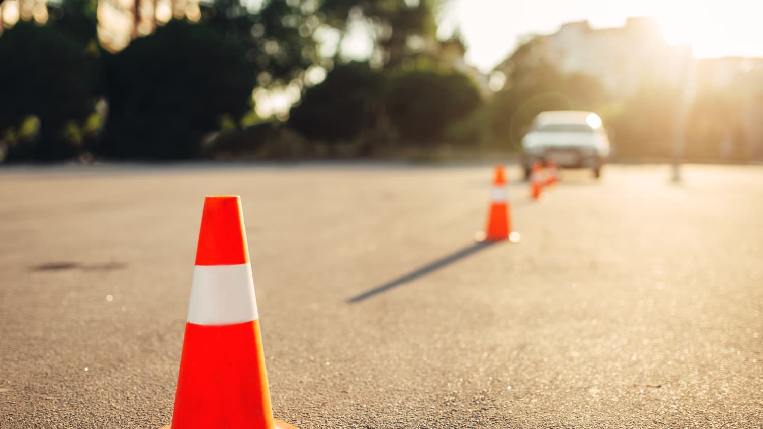 Auto vor Pylonen während einer Führerscheinprüfung