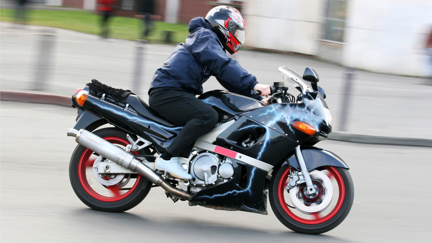Ein Mann auf seinem Motorrad während der Fahrt
