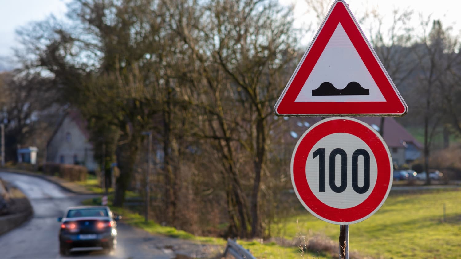 Eine irrtümliches Schild an eine Straße