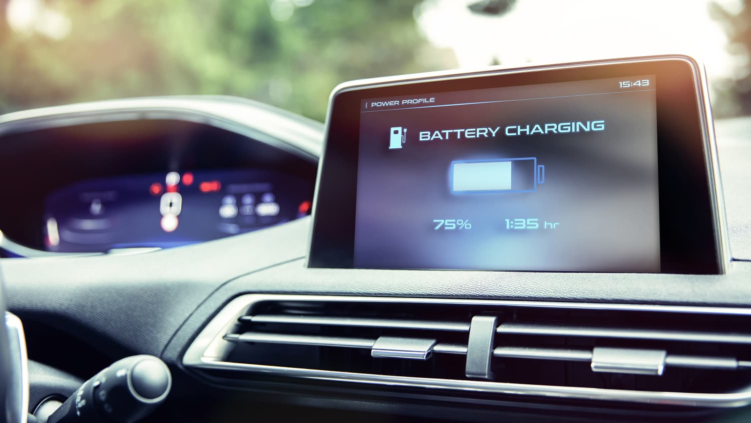 Eine Batterie-lade-Anzeige im Cockpit eines Elektroautos