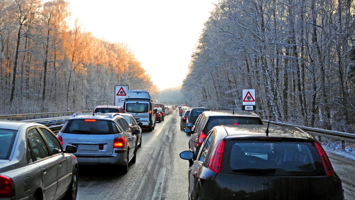 Stau bei Glatteis auf der Autobahn