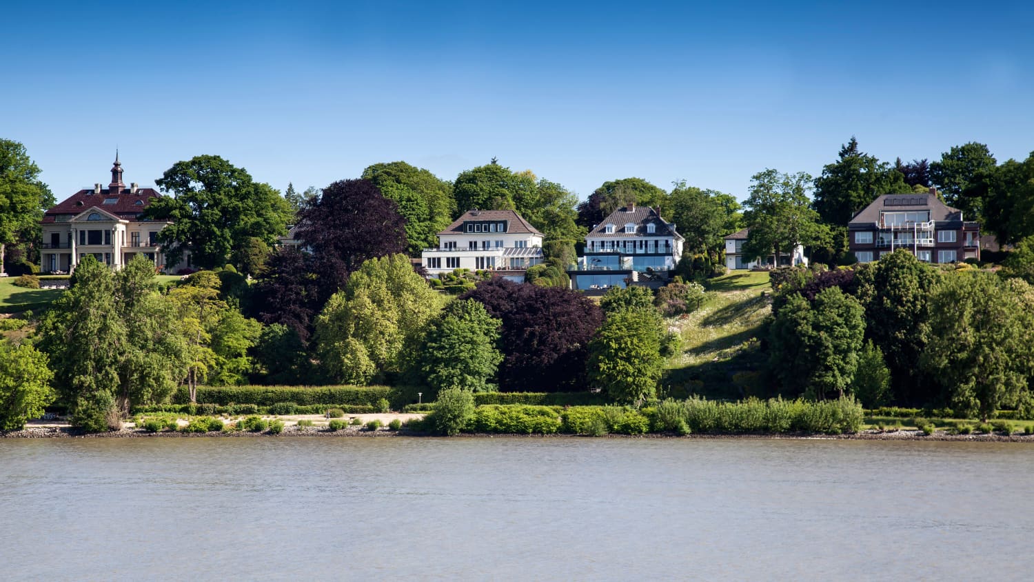 Blick auf die schönen Villas am Elbstrand in Hamburg Othmarschen