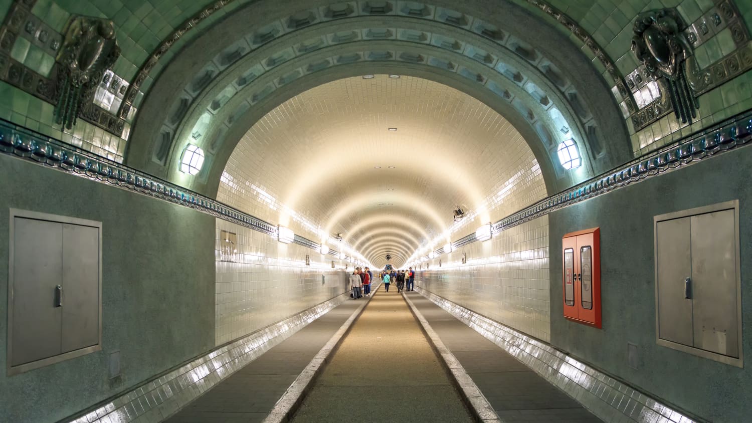 Fußgänger wandern durch den alten elbtunnel