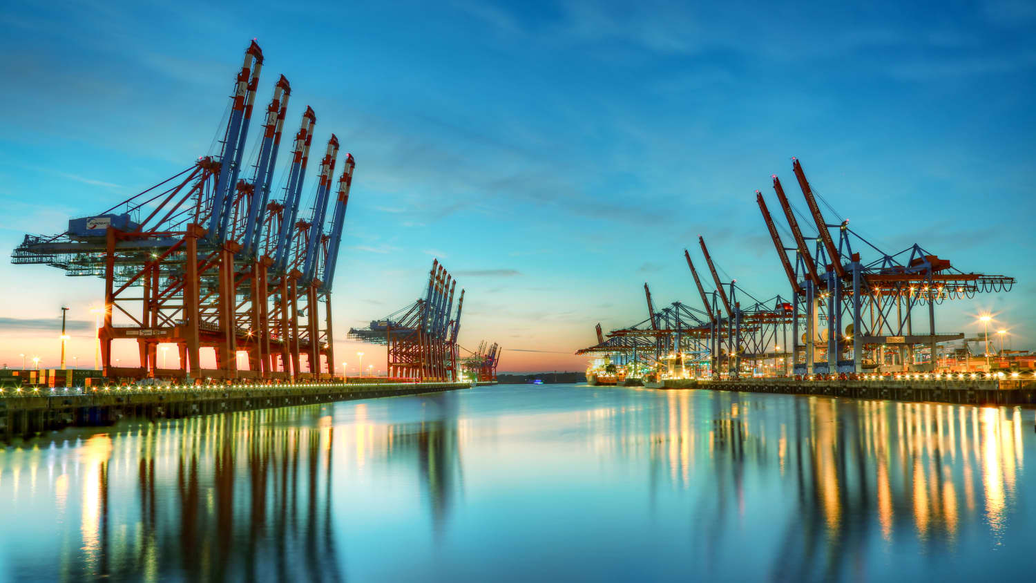 Der Hamburger Containerterminal Burchardkai bei Nacht