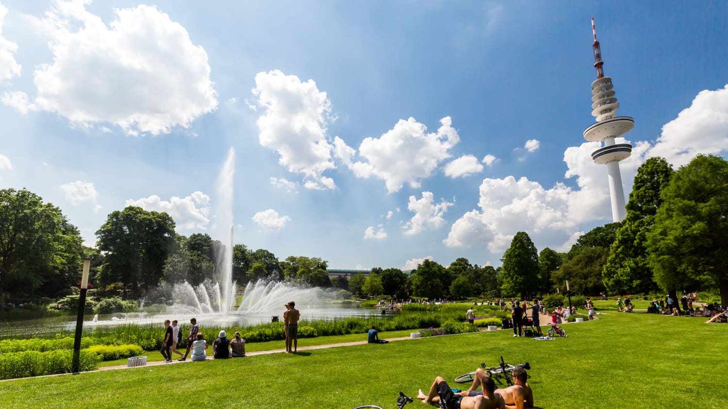 Der schöne Park Planten und Blomen im Hamburg mit Blick auf den Fernsehturm