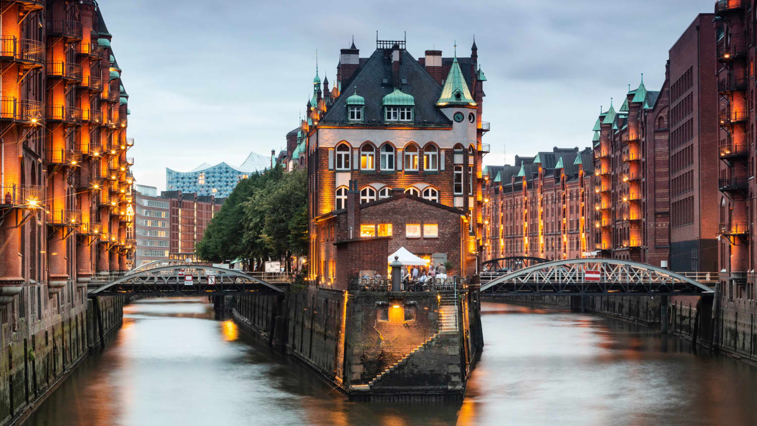 Blick auf das Wasserschloß der Hamburger speicherstadt