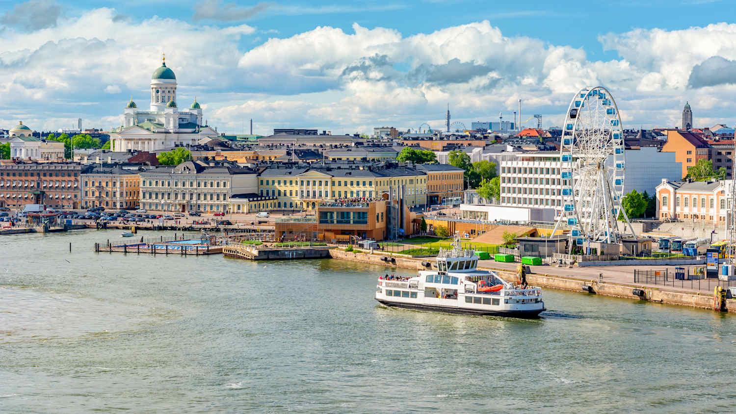 Stadtpanorama von Helsinki mit Dom und Riesenrad