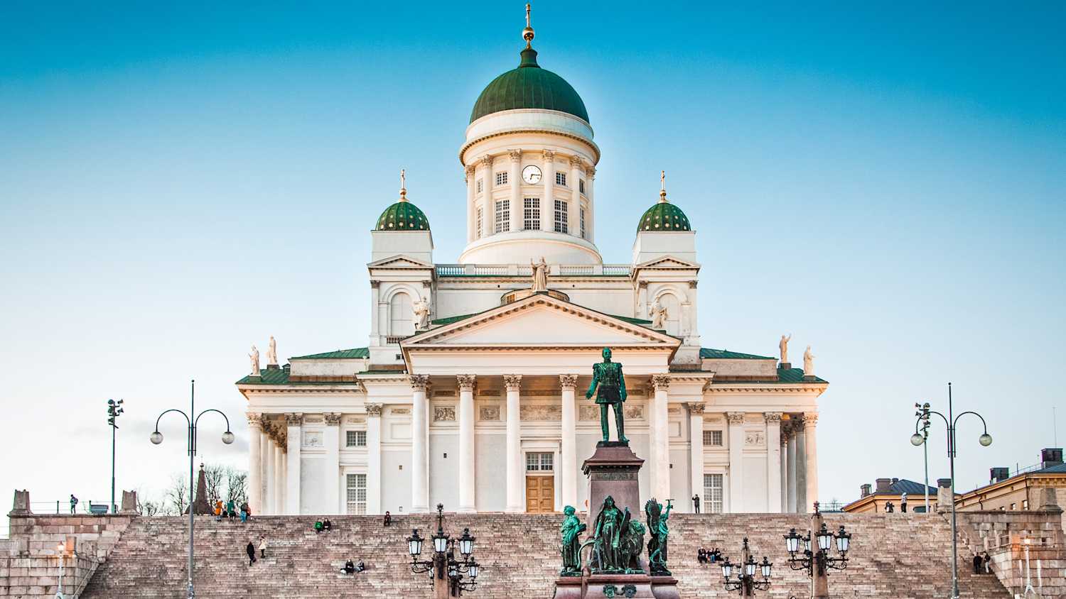 Außenansicht des Doms in Helsinki und Denkmal für Zar Alexander