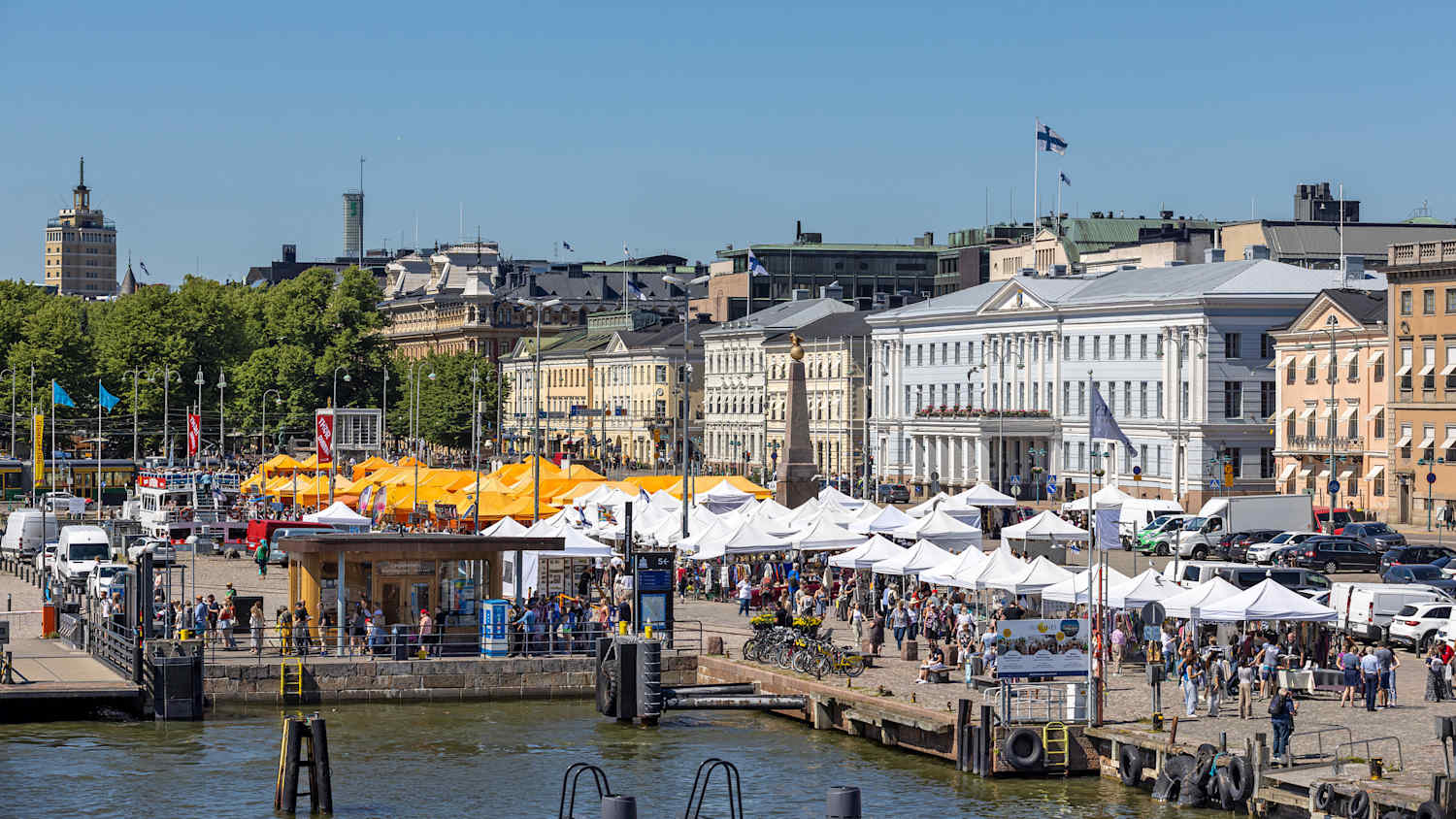 Blick auf MArktstände auf dem Marktplatz von Helsinki