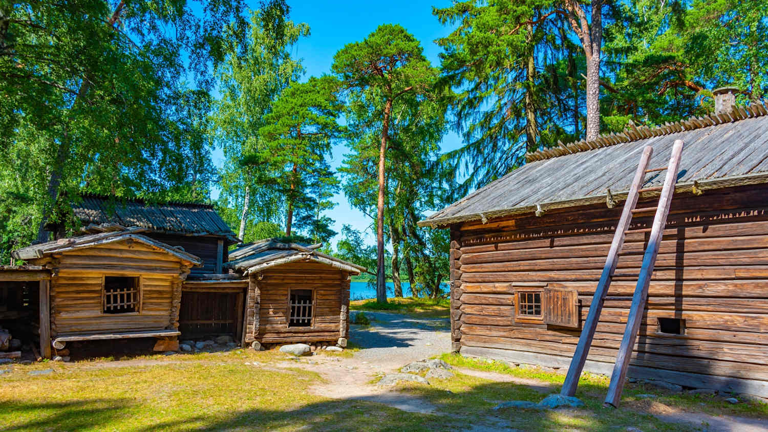 Holzhäuser im Freilichtmuseum auf der insel Seurasaari