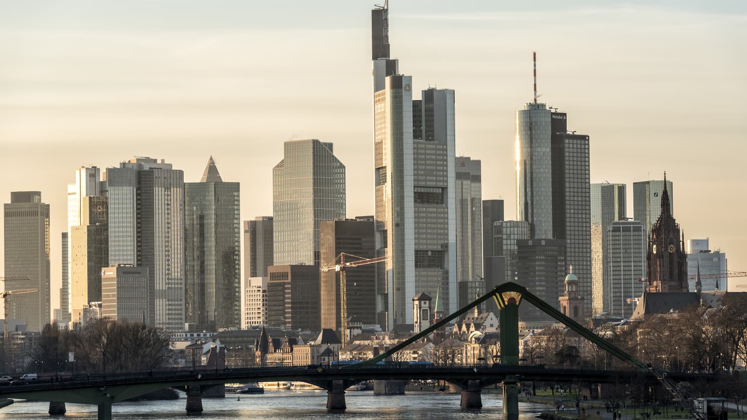 Skyline von Frankfurt mit Mainbrücke