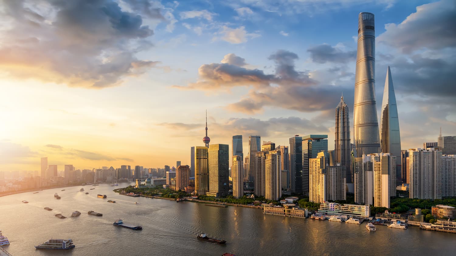 Skyline von Shanghai mit Fluss