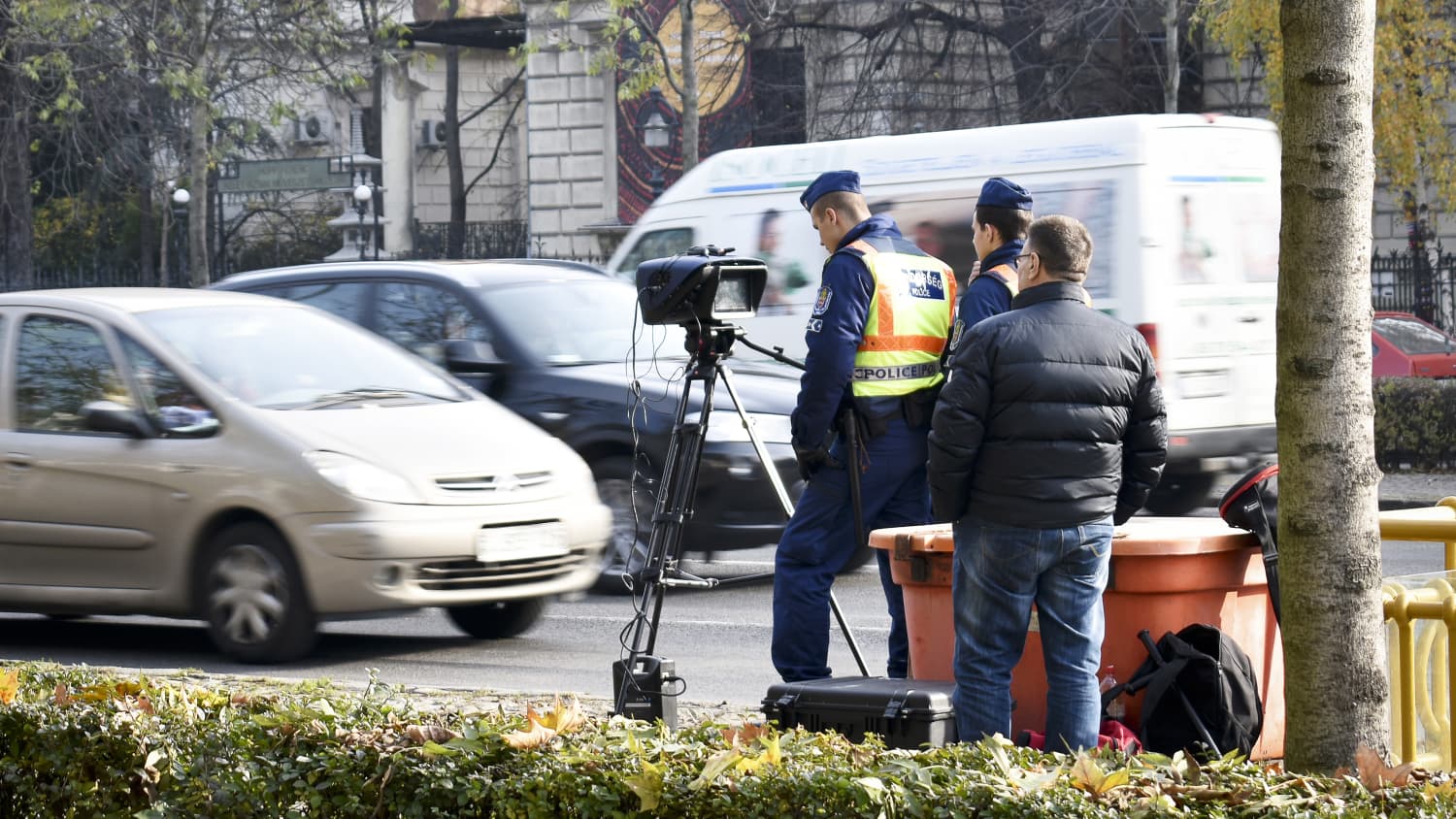 Polizeibeamte die in Budapest das Temop kontrollieren