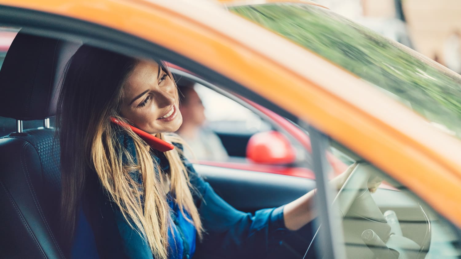Eine Frau telefoniert während der Autofahrt