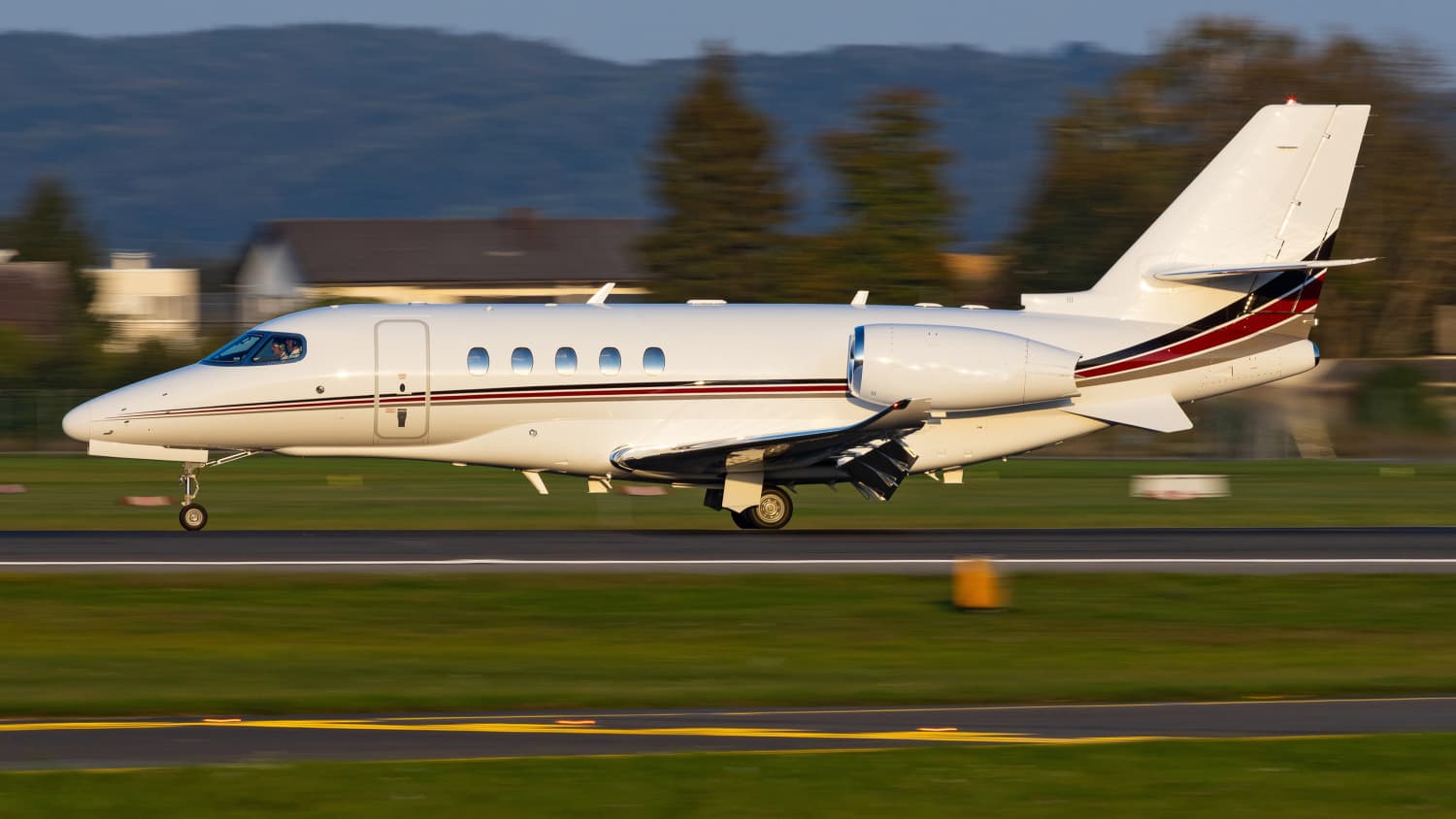 Ein Privatjet hebt an einem Flughafen ab