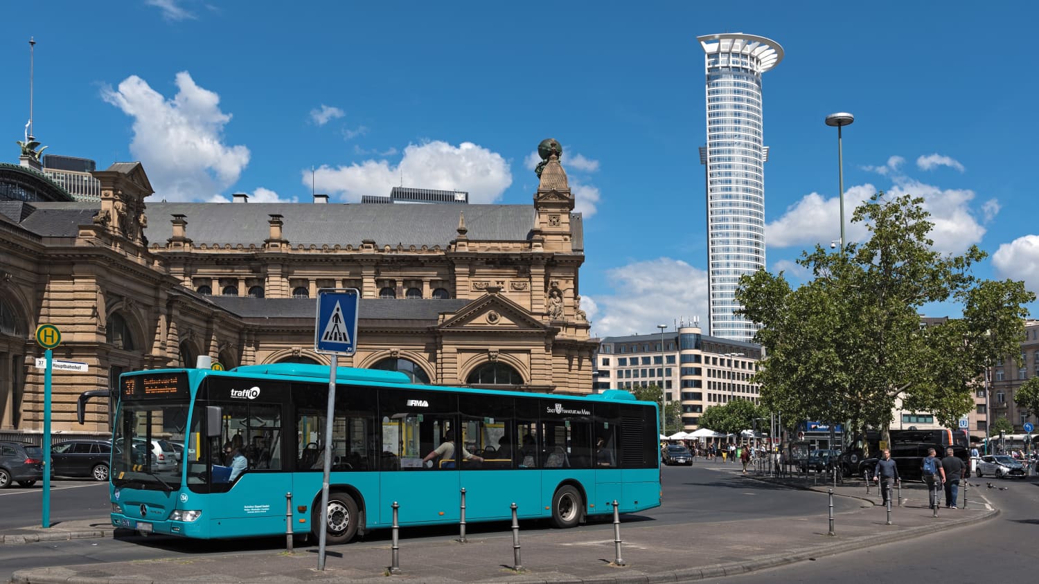 Ein Bus fährt durch Frankfurt am Main