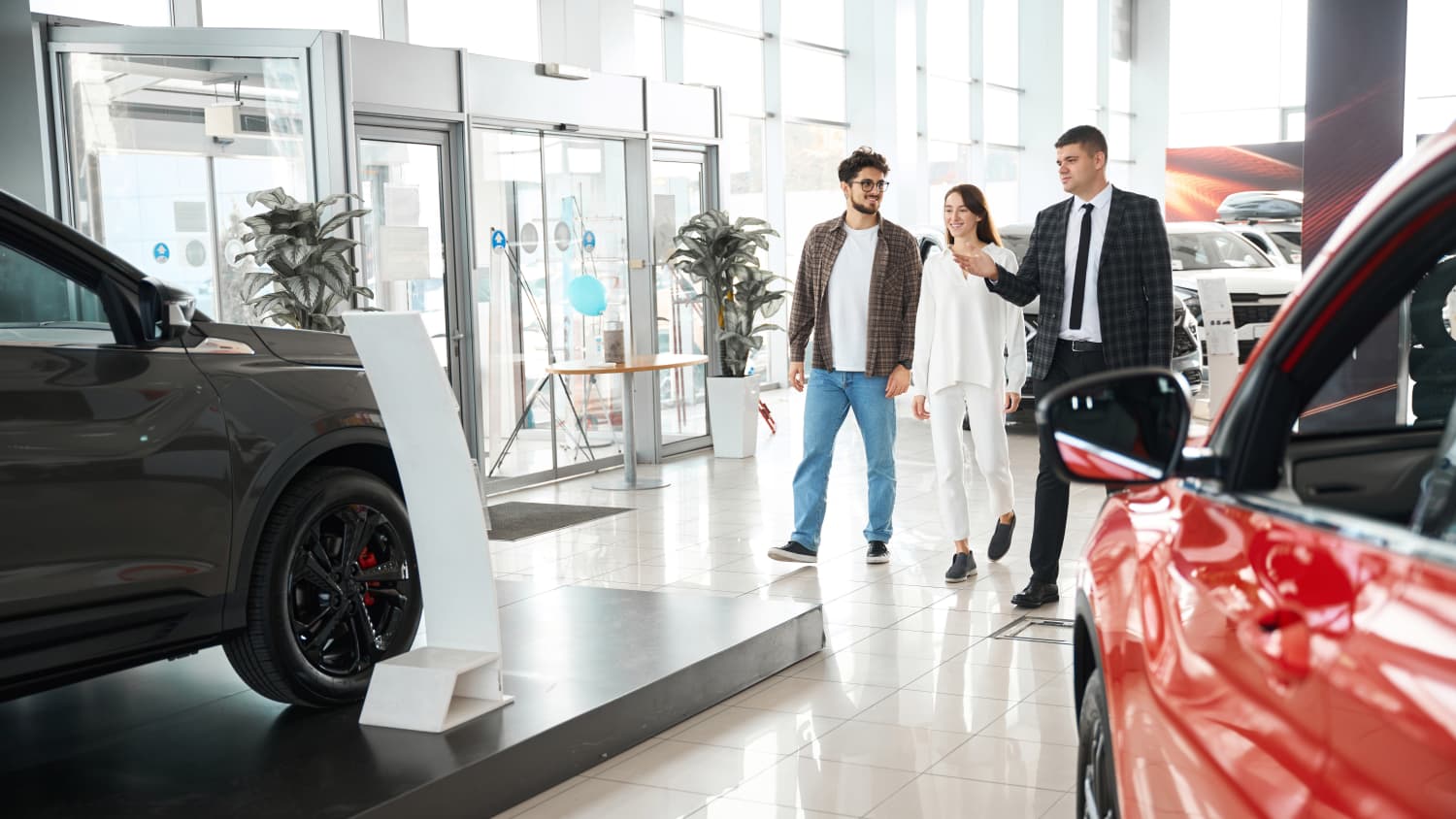 Ein Paar informiert sich in einem autohaus