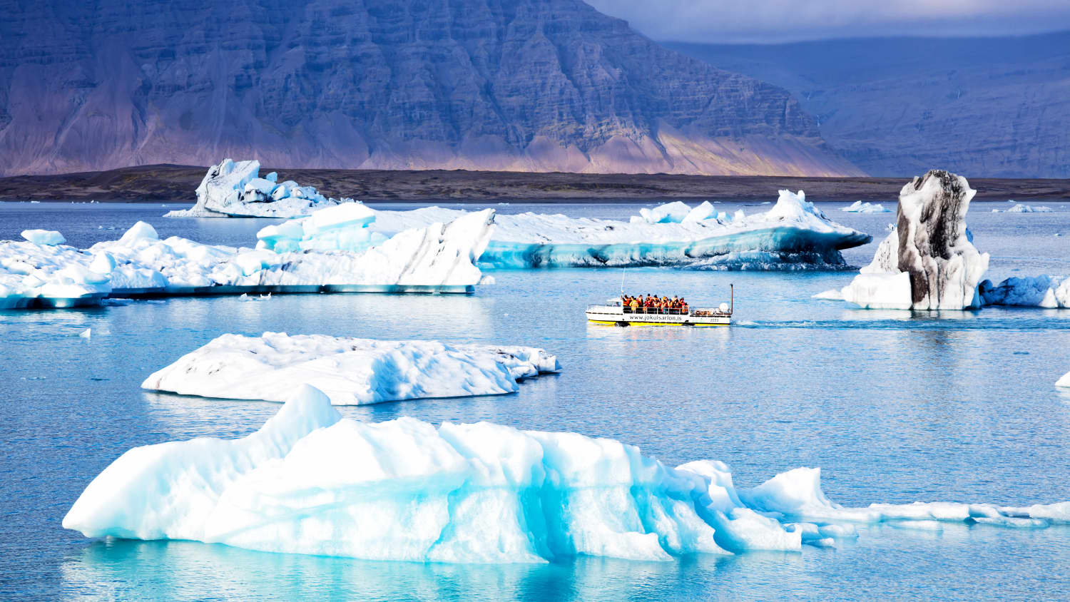 Ausflugsschiff auf der Lagune Jökulsarlon in Island
