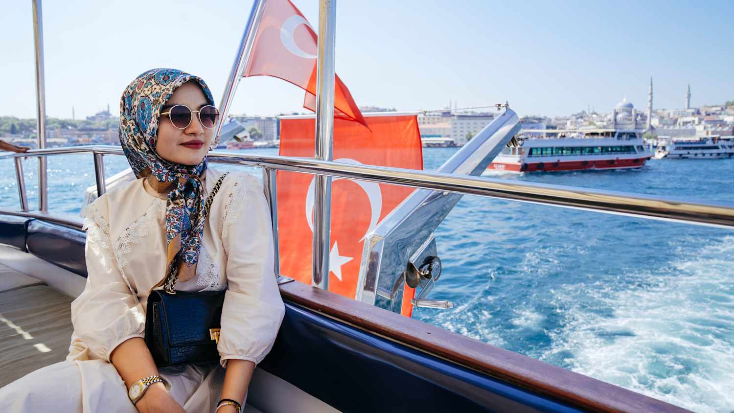 Eine Frau auf der Fähre am Bosporus, Istanbul