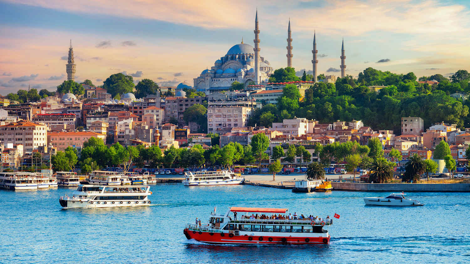 Touristische Sightseeing-Schiffe auf dem Bosporus in der Stadt Istanbul