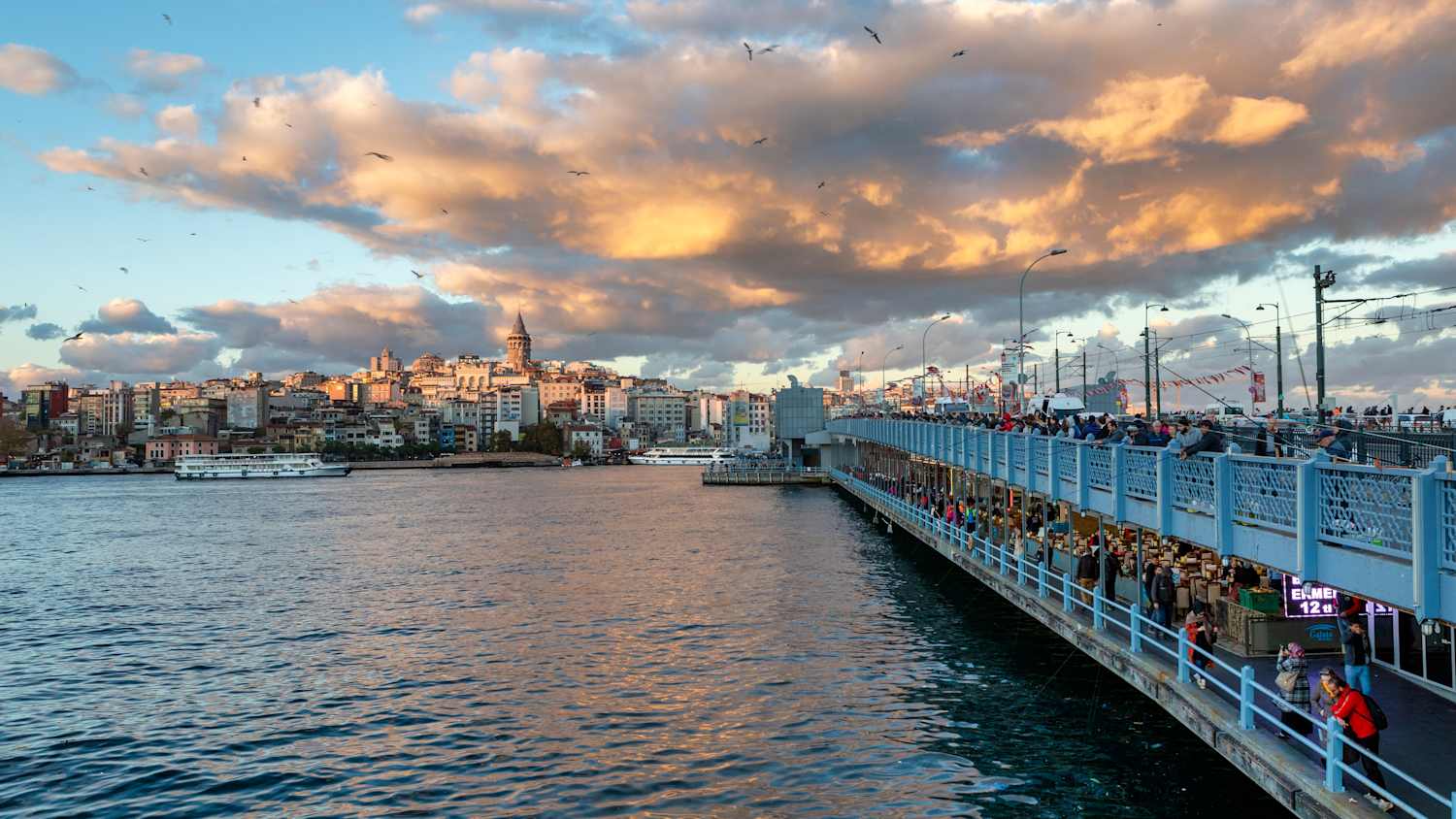 Die Galata Brücke in Istanbul mit vielen Menschen