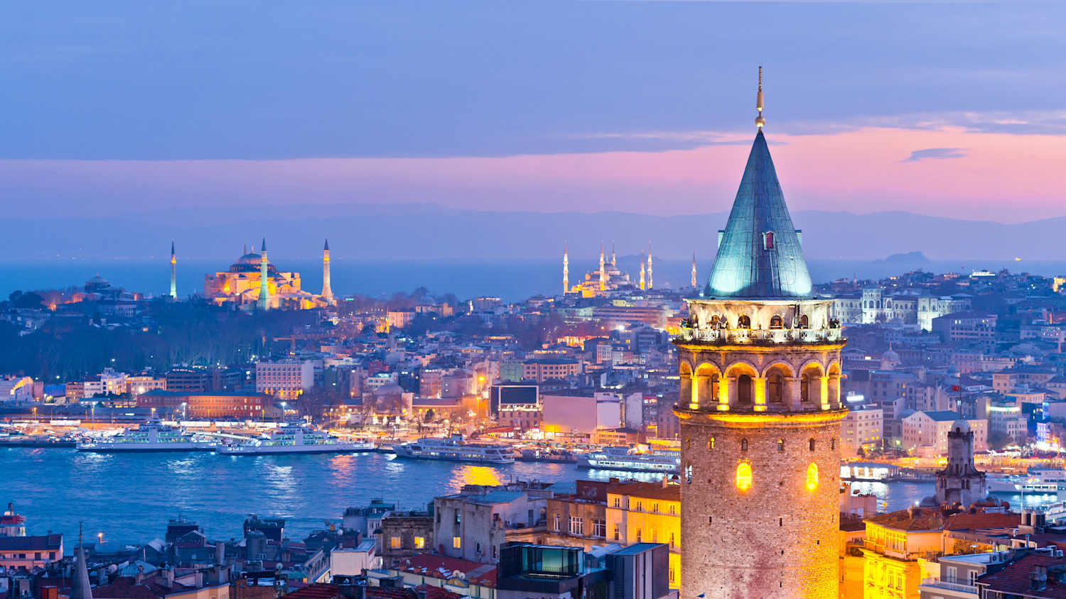 Galataturm und Bosporus in Istanbul