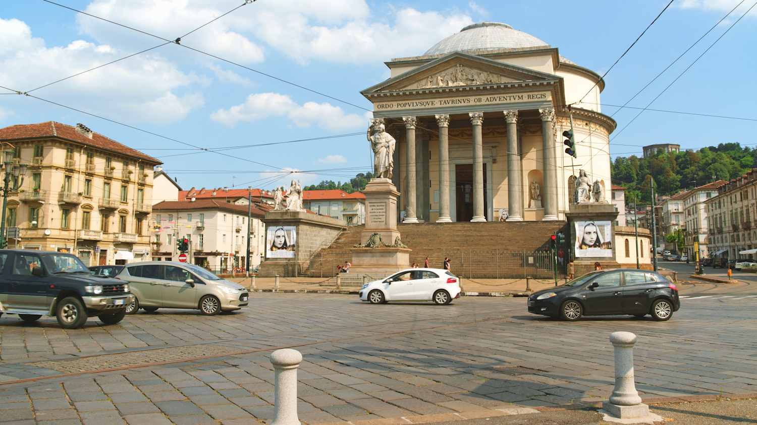 Autos fahren in der Altstadt von Turin