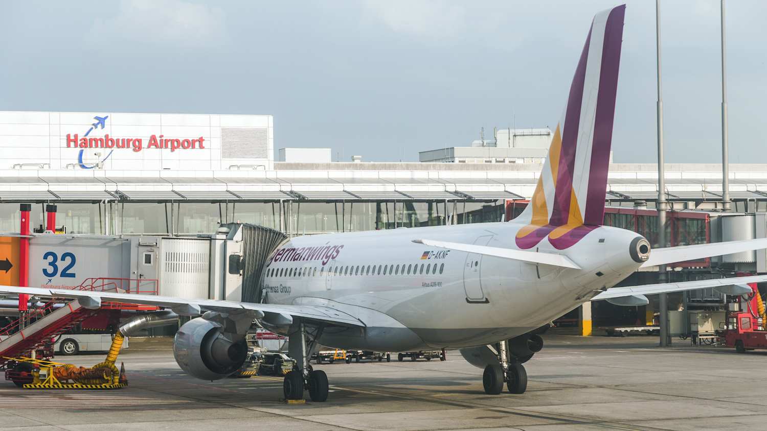 Ein Flugzeug steht am Flughafen in Hamburg