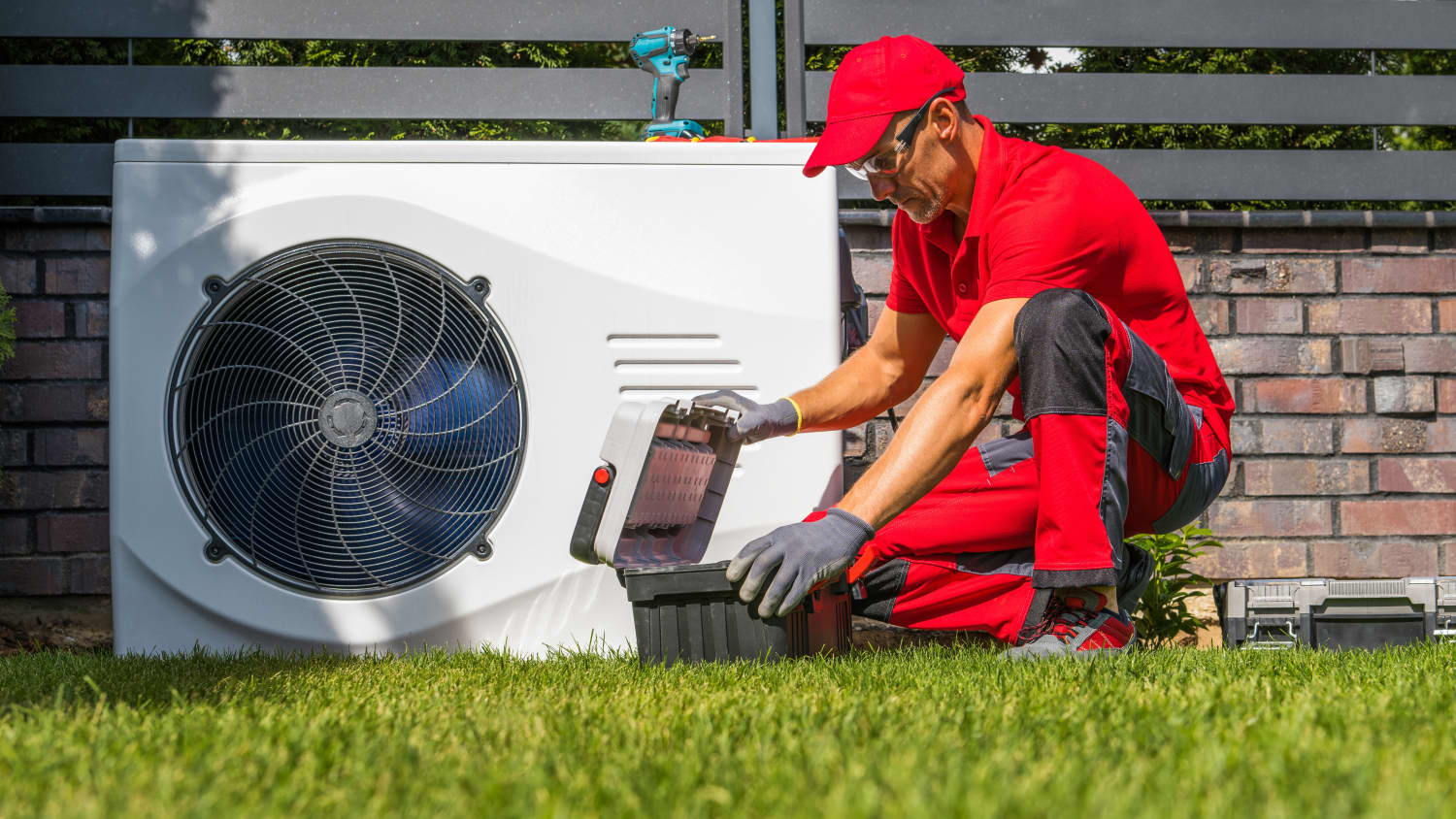 Ein Handwerker installiert eine Wärmepumpe