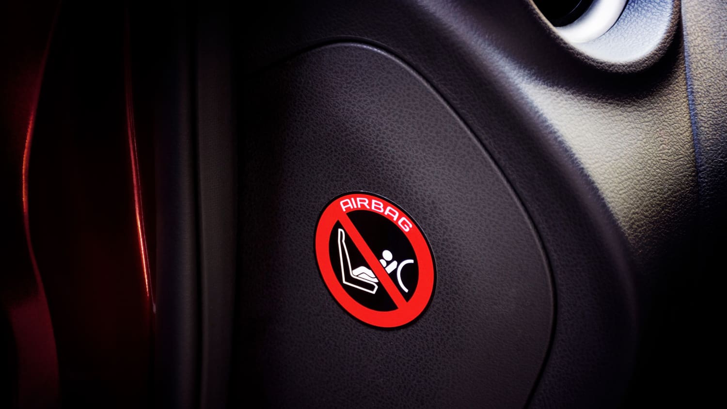 Kinder auf Beifahrersitz: Sind Kindersitze vorne erlaubt?
