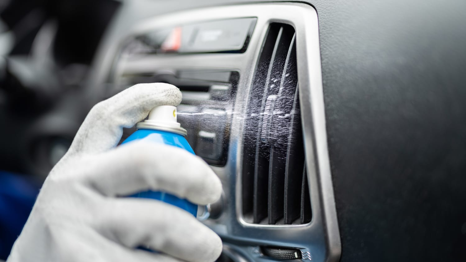 Die Klimaanlage im Auto wird gereinigt und desinfiziert