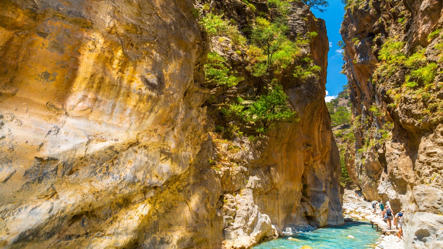 Menschen wandern durch die Samaria Schlucht auf Kreta