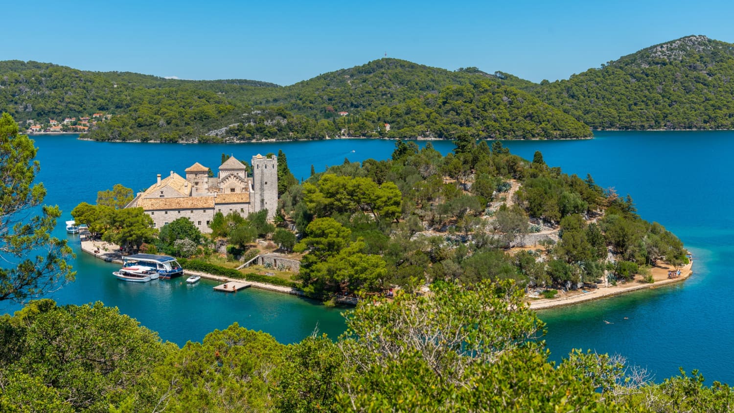Blick auf das Kloster im Mljet Nationalpark in Kroatien
