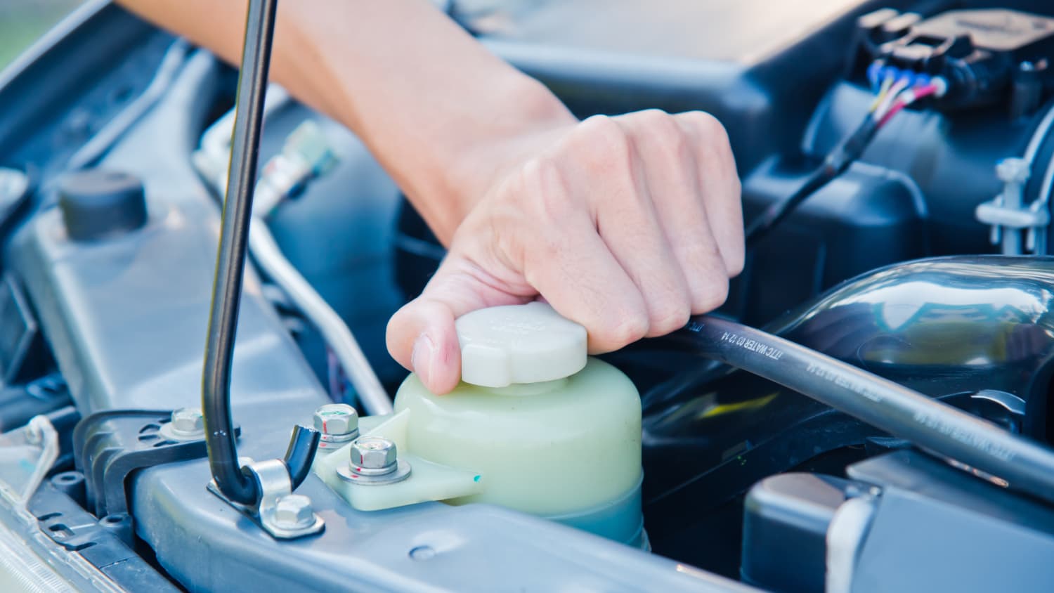 Kühlwasser im Auto – Warum es so wichtig ist und wie man's im Griff hat