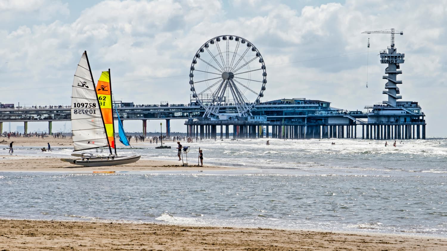 Pier mit Riesenrad am Strand von Scheveningen
