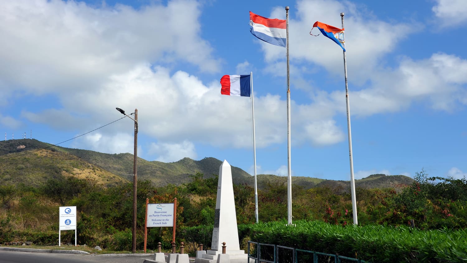 Die unbewachte Grenze zwischen Sint Maarten auf der niederländischen Seite und St. Martin auf der französischen Seite, den beiden Ländern, die sich eine Insel teilen.