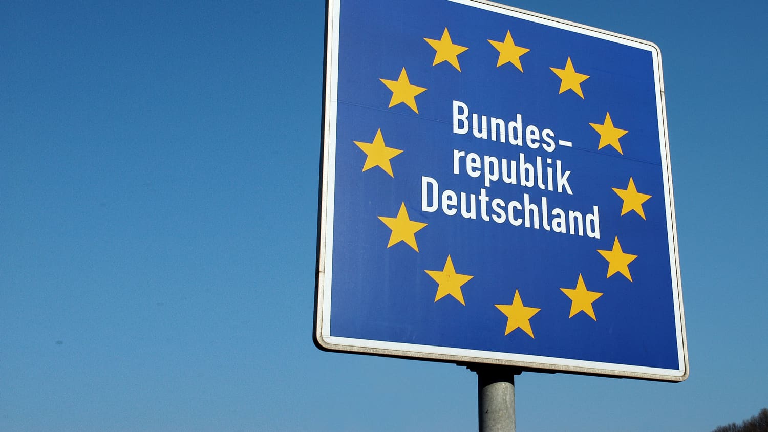 Eine Nahaufnahme eines Grenzschildes der Bundesrepublik Deutschland