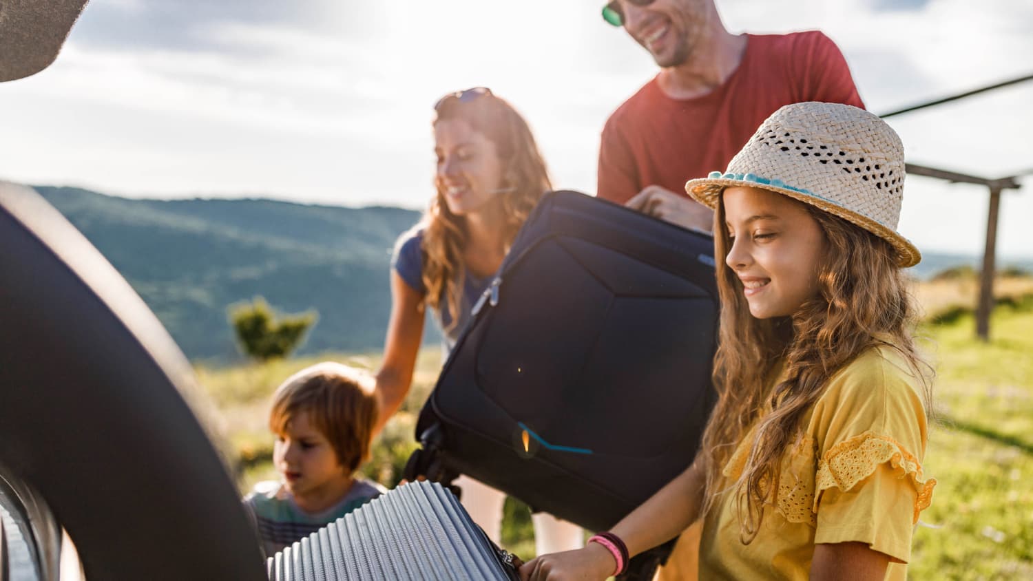Familie belädt ihr Autos mit Koffern