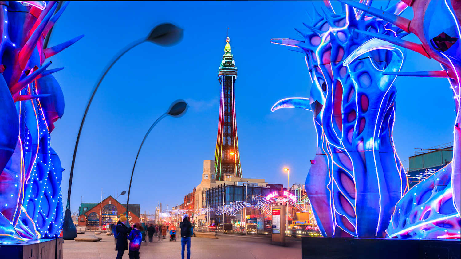 Beleuchtete Strassen und Skulpturen in Blackpool