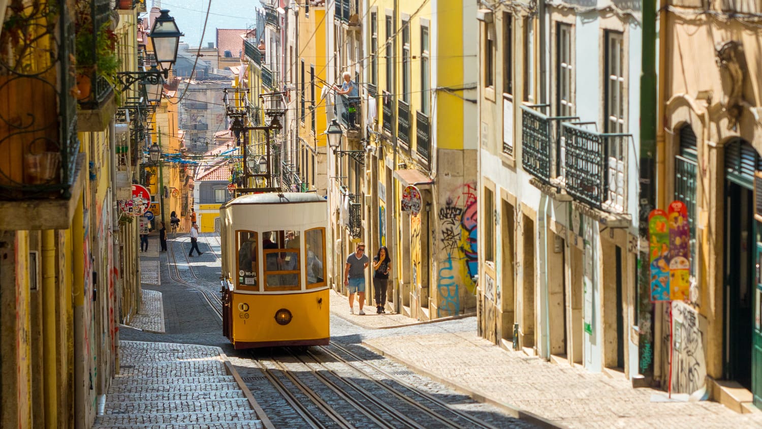 Die Standseilbahn Bica (Elevador oder Ascensor da Bica) ist eine beliebte Touristenattraktion im Stadtteil Chiado, Lissabon, Portugal.