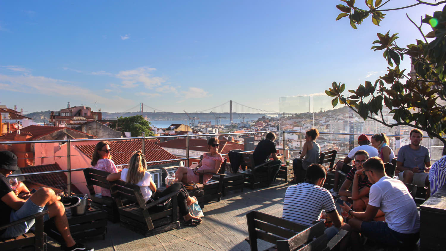 Eine Bar auf der Dachterrasse in der obersten Etage eines Parkhauses im Barrio Altio