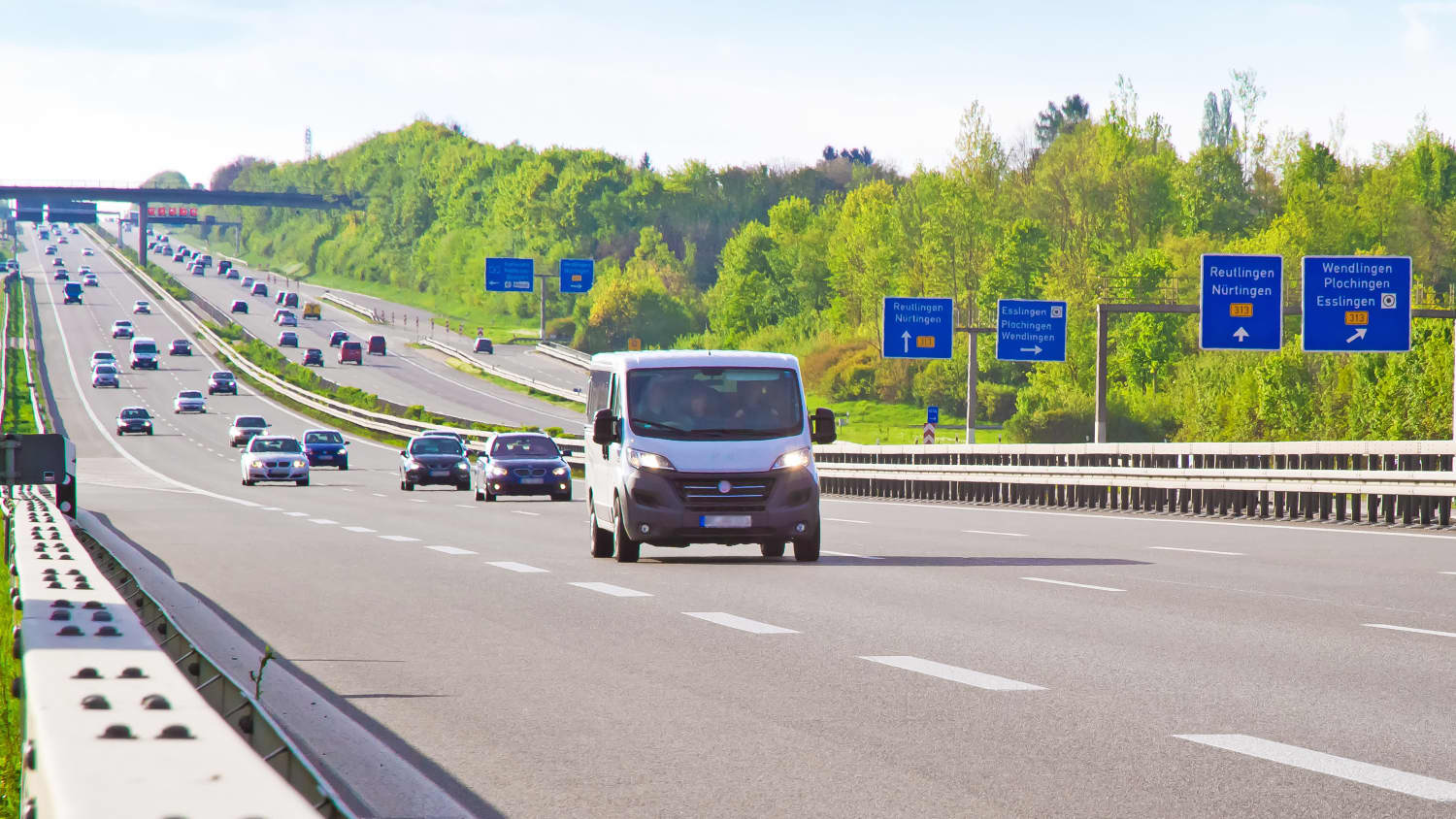 Ein Kleintransporter fährt auf einer deutschen Autobahn
