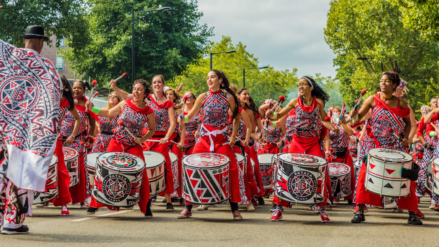 Frauen trommeln auf ihren Trommeln beim Nothing Hill Carnival