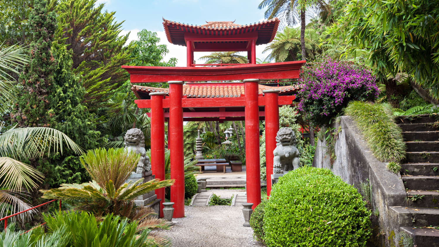 Tempelstatue im Jardim Tropical Monte Palace auf Madeira