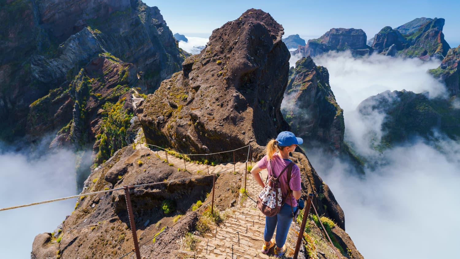 Eine Frau wandert die Höhenwanderung vom Pico do Arieiro zum Pico Ruivo auf Madeira